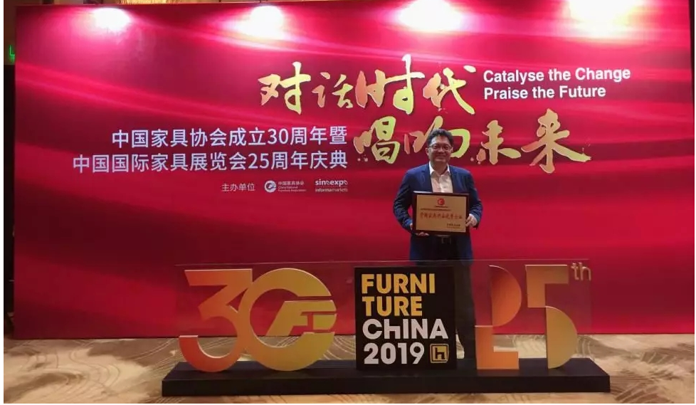 專業(yè)鑄就榮譽(yù)|熱烈祝賀中國(guó)魯班大學(xué)·國(guó)富縱橫榮獲中國(guó)家具行業(yè)優(yōu)秀企業(yè)榮譽(yù)獎(jiǎng)項(xiàng)